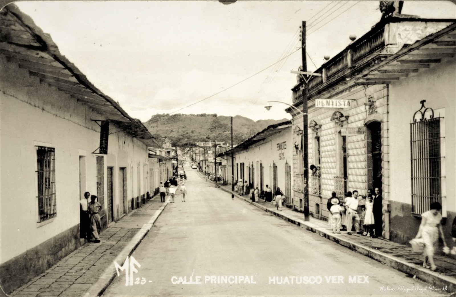 Fotografía histórica de la calle principal de Huatusco, con Casa de los Leones a la derecha