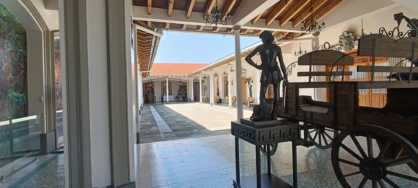 Panoramic view of the courtyard and corridors at Casa de los Leones